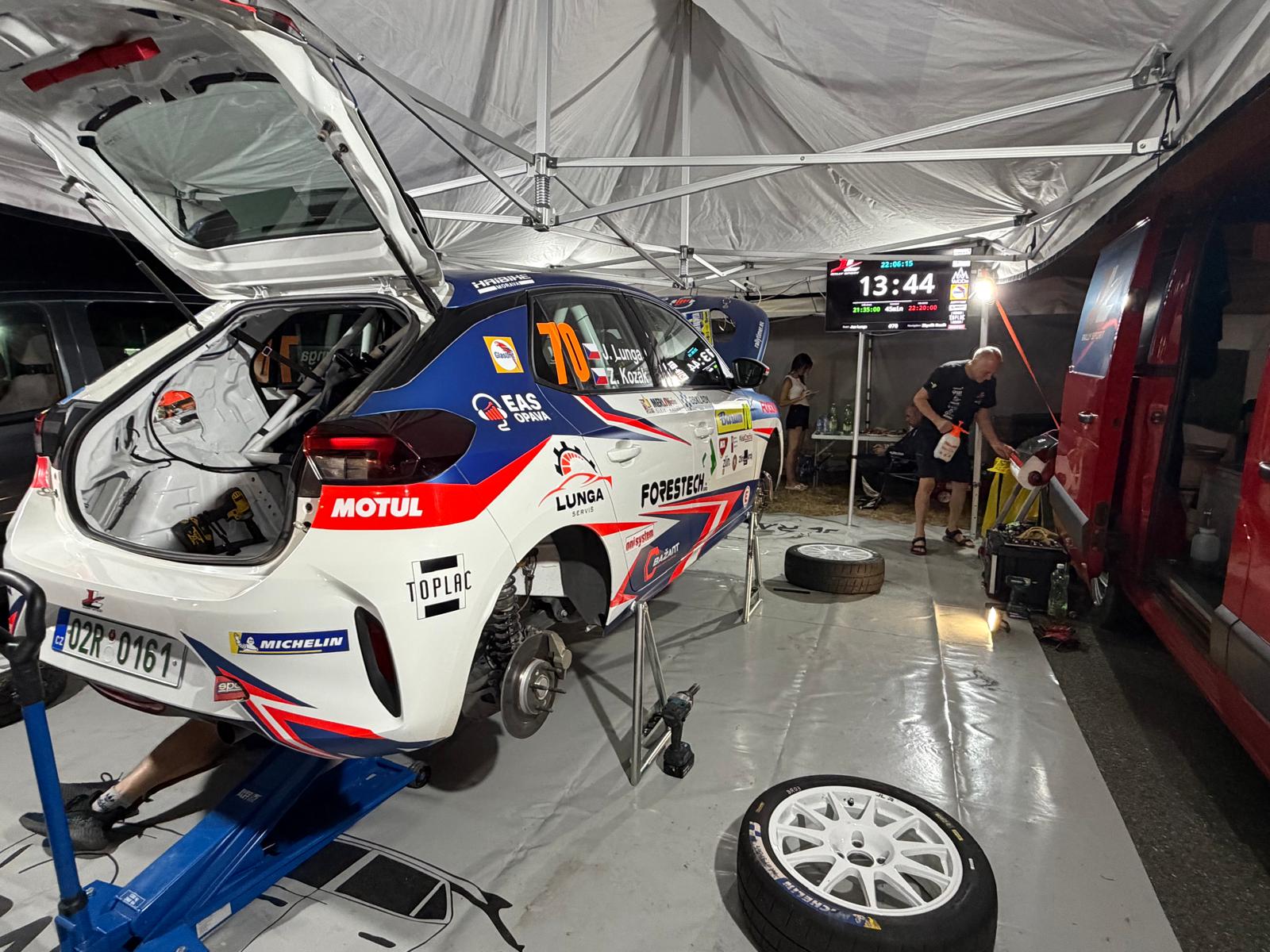 RallyTimer TV countdown in the JL Rallysport service park